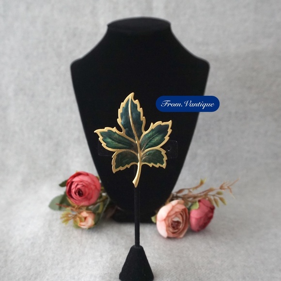 🍃 VINTAGE Gold & Green Maple Leaf Brooch / Scarf Pin 🧷 - Picture 2 of 6